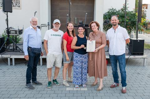Übergabe der Urkunde und der Medaille